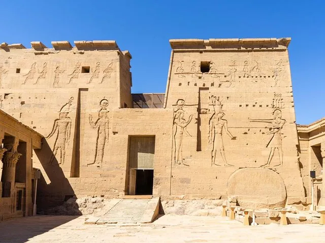 Eingang zum Philae-Tempel mit detaillierten altägyptischen Schnitzereien und massiven Steinpylonen.