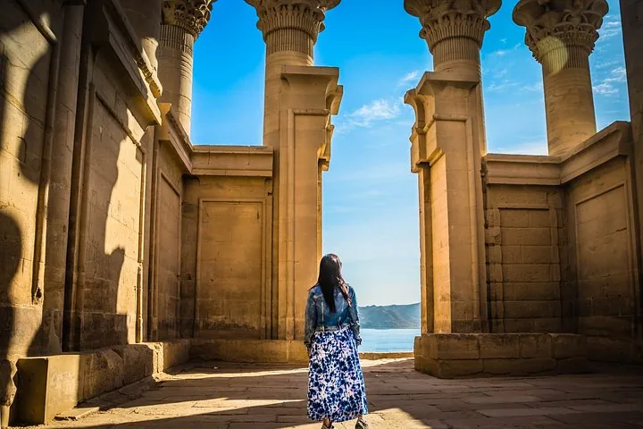 Una donna guarda l'acqua dall'interno del Tempio di File.