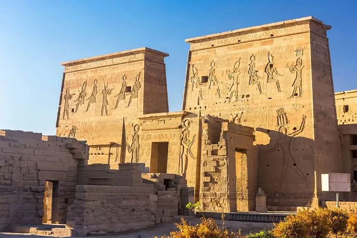 L'esterno dell'antico Tempio egizio di File con incisioni dettagliate.
