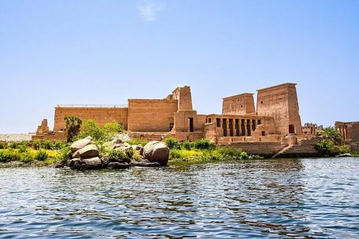 Außenansicht des Philae-Tempels auf einer vom Nil umgebenen Insel