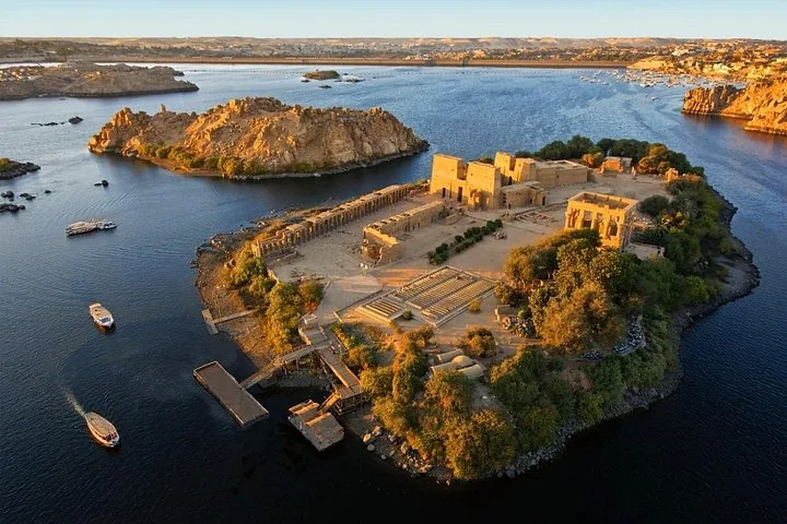 Luftaufnahme des Philae-Tempelkomplexes auf einer Insel im Nil