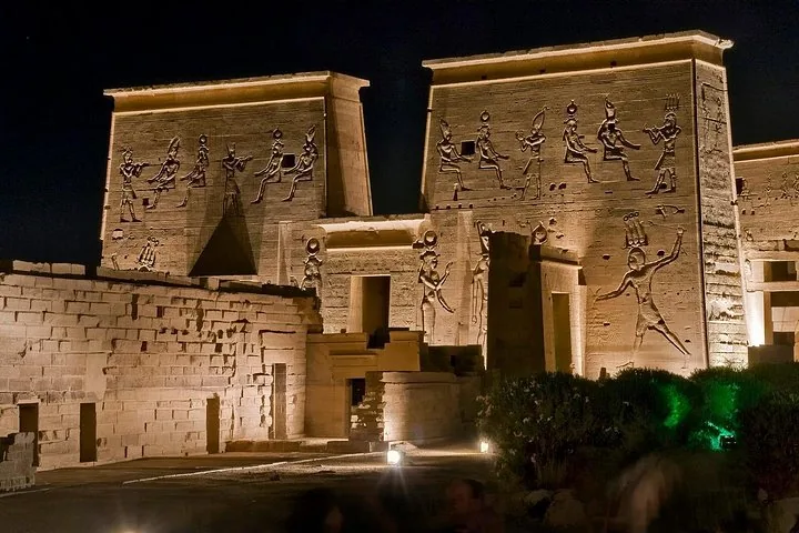 Nachtansicht des Philae-Tempels mit beleuchteten Hieroglyphen