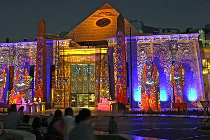 Gebäude mit farbenfrohen Lichtprojektionen und einem Pyramidendach